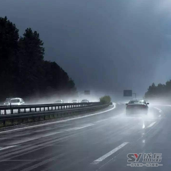 掛車下雨天走高速必不可少的知識(shí)